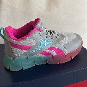 Zig n glow elastic Reebok toddler girl shoes. Lights up. Only wear 2wice